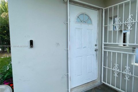 House in Miami, Florida 3 bedrooms, 63.17 sq.m. № 2045474 - photo 6