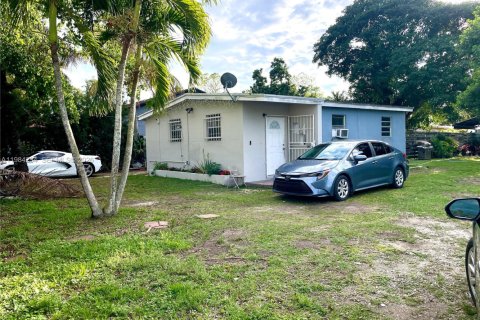 House in Miami, Florida 3 bedrooms, 63.17 sq.m. № 2045474
