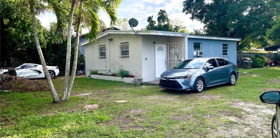 House in Miami, Florida 3 bedrooms, 63.17 sq.m. № 2045474