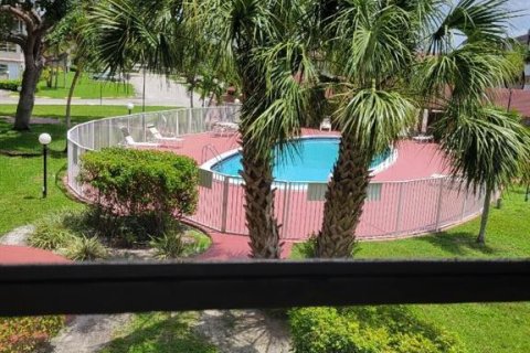Condominio en venta en Lauderdale Lakes, Florida, 1 dormitorio, 71.35 m2 № 697234 - foto 1