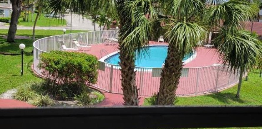 Condominio en Lauderdale Lakes, Florida, 1 dormitorio  № 697234