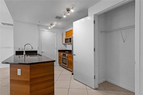 Condominio en venta en Miami, Florida, 1 dormitorio, 79.99 m2 № 2031694 - foto 14
