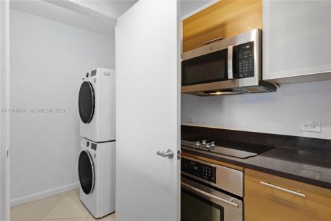 Condominio en venta en Miami, Florida, 1 dormitorio, 79.99 m2 № 2031694 - foto 5