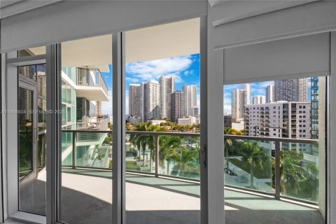 Condominio en venta en Miami, Florida, 1 dormitorio, 79.99 m2 № 2031694 - foto 1