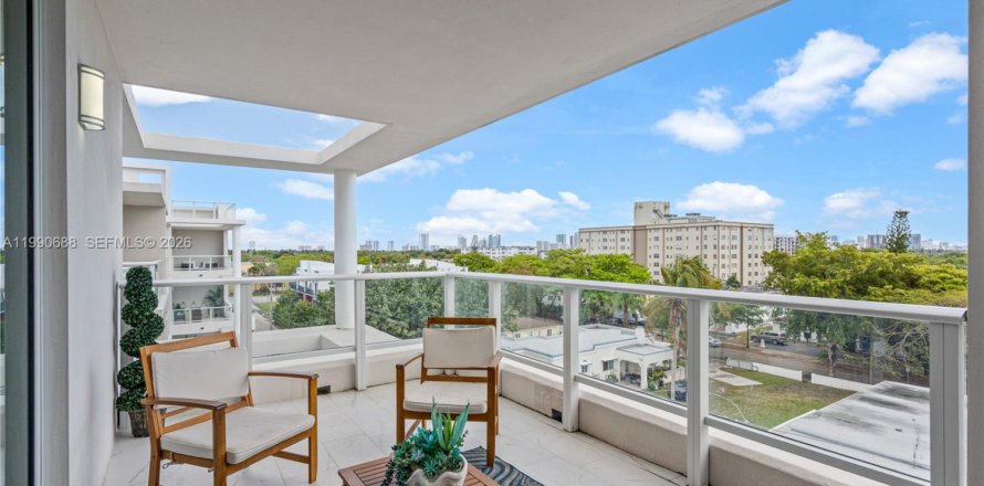 Кондоминиум с 2 спальнями в Холливуд, Флорида № 2052485