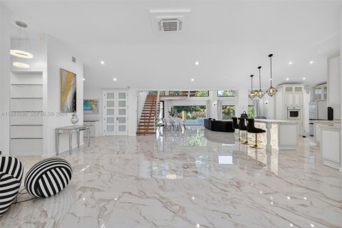 Villa ou maison à vendre à Biscayne Park, Floride: 4 chambres, 346.25 m2 № 2169338 - photo 6