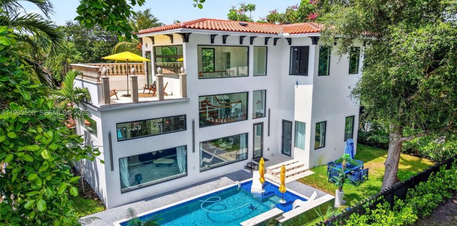 Villa ou maison à Biscayne Park, Floride 4 chambres, 346.25 m2 № 2169338