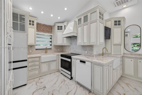 Villa ou maison à vendre à Biscayne Park, Floride: 4 chambres, 346.25 m2 № 2169338 - photo 16