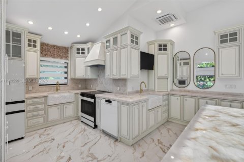 Villa ou maison à vendre à Biscayne Park, Floride: 4 chambres, 346.25 m2 № 2169338 - photo 12