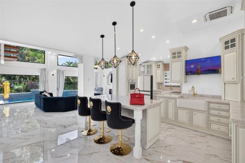 Villa ou maison à vendre à Biscayne Park, Floride: 4 chambres, 346.25 m2 № 2169338 - photo 10