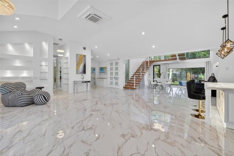 Villa ou maison à vendre à Biscayne Park, Floride: 4 chambres, 346.25 m2 № 2169338 - photo 8
