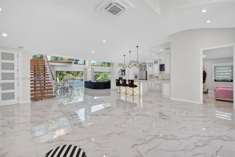 Villa ou maison à vendre à Biscayne Park, Floride: 4 chambres, 346.25 m2 № 2169338 - photo 7