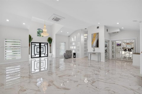 Villa ou maison à vendre à Biscayne Park, Floride: 4 chambres, 346.25 m2 № 2169338 - photo 9
