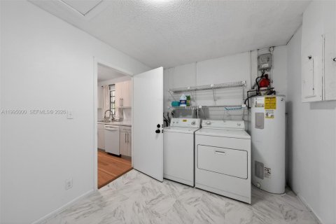 Casa en venta en Miami, Florida, 4 dormitorios, 137.77 m2 № 2058951 - foto 2