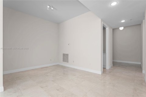 Condo in North Miami, Florida, 2 bedrooms  № 2087221 - photo 11