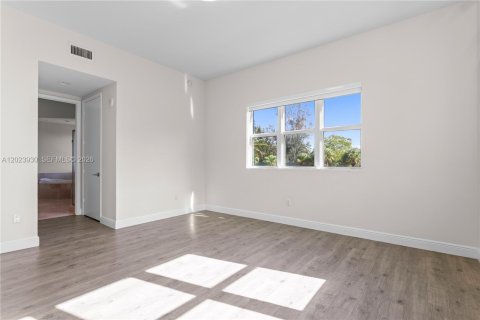 Condo in North Miami, Florida, 2 bedrooms  № 2087221 - photo 19