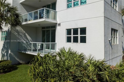 Condo in North Miami, Florida, 2 bedrooms  № 2087221 - photo 30