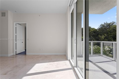 Condo in North Miami, Florida, 2 bedrooms  № 2087221 - photo 5