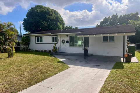 Villa ou maison à vendre à Hialeah, Floride: 3 chambres, 142.98 m2 № 1966508 - photo 1