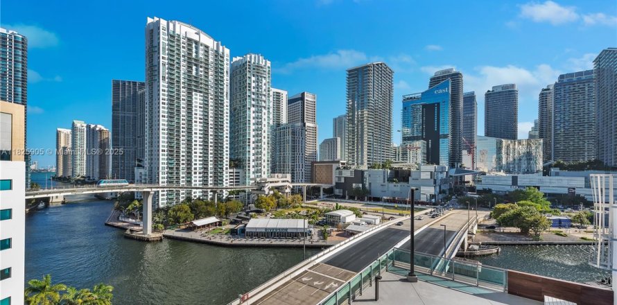 Condominio en Miami, Florida, 3 dormitorios № 1983379