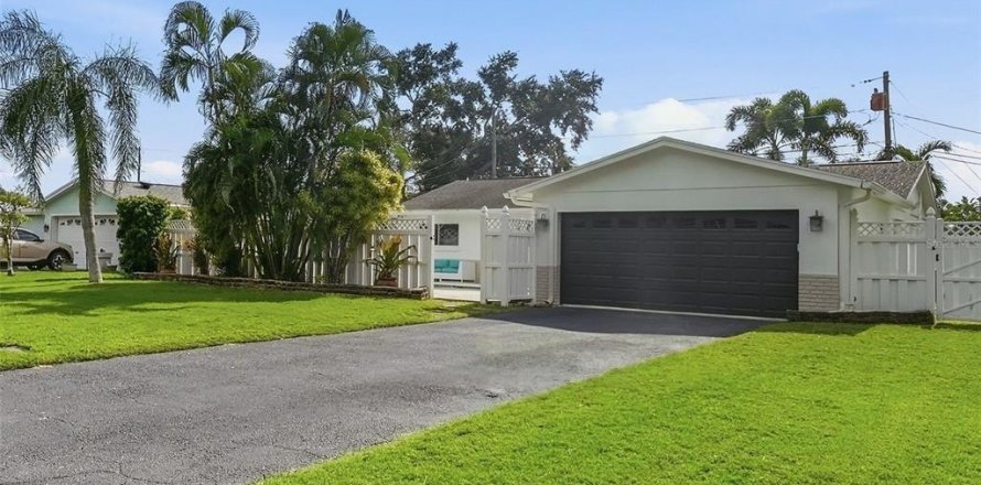 Villa ou maison à Seminole, Floride 3 chambres, 163.51 m2 № 2399467