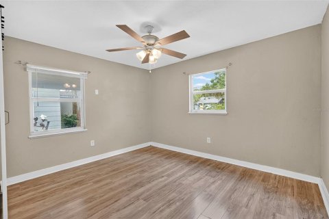 House in Saint Petersburg, Florida 3 bedrooms, 94.2 sq.m. № 1910409 - photo 13
