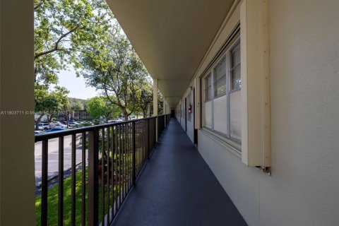 Condo in Pembroke Pines, Florida, 1 bedroom  № 1864366 - photo 10