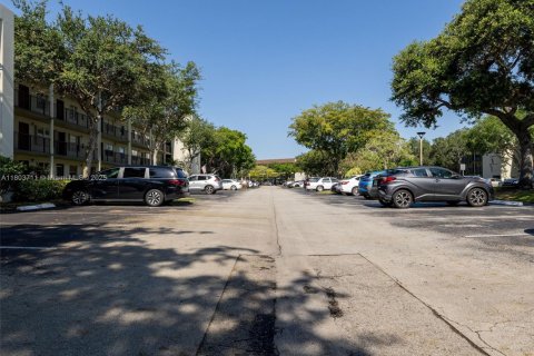 Condo in Pembroke Pines, Florida, 1 bedroom  № 1864366 - photo 2