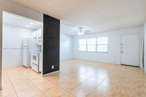 Condo in Pembroke Pines, Florida, 1 bedroom  № 1864366 - photo 18