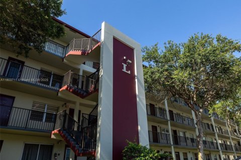 Condo in Pembroke Pines, Florida, 1 bedroom  № 1864366 - photo 1