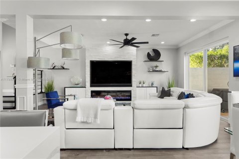 House in Coconut Creek, Florida 4 bedrooms, 196.02 sq.m. № 1713524 - photo 6