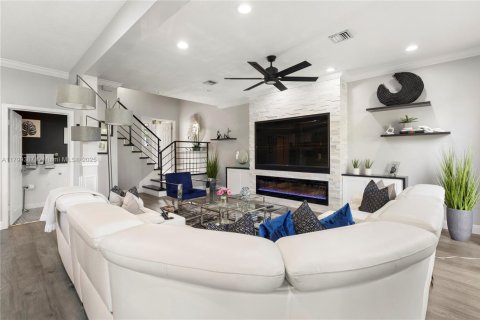 House in Coconut Creek, Florida 4 bedrooms, 196.02 sq.m. № 1713524 - photo 7