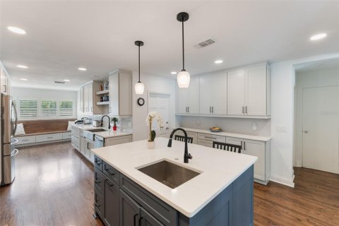 House in Orlando, Florida 4 bedrooms, 257.53 sq.m. № 1894007 - photo 6