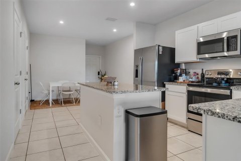 Townhouse in Davenport, Florida 3 bedrooms, 131.27 sq.m. № 2308370 - photo 13
