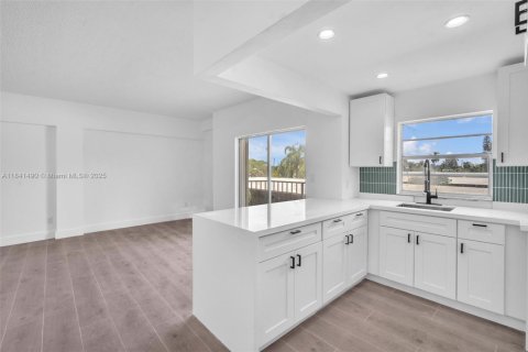 Condominio en venta en Miami Beach, Florida, 1 dormitorio, 56.39 m2 № 1832491 - foto 2