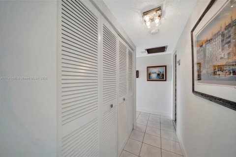 Copropriété à vendre à Hallandale Beach, Floride: 2 chambres, 115.2 m2 № 1962788 - photo 9