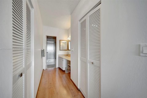 Copropriété à vendre à Hallandale Beach, Floride: 2 chambres, 115.2 m2 № 1962788 - photo 13