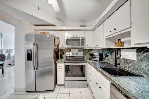 Copropriété à vendre à Hallandale Beach, Floride: 2 chambres, 115.2 m2 № 1962788 - photo 8