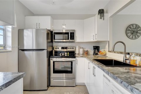 Condominio en venta en Lauderdale Lakes, Florida, 1 dormitorio, 63.55 m2 № 1850598 - foto 2