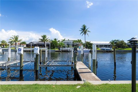 House in Punta Gorda, Florida 3 bedrooms, 186.18 sq.m. № 1909836 - photo 6