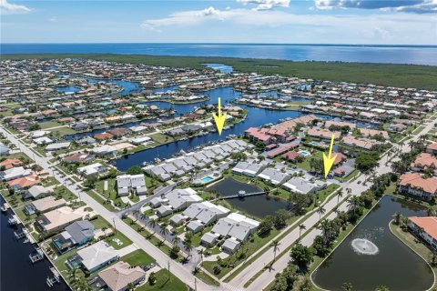 House in Punta Gorda, Florida 3 bedrooms, 186.18 sq.m. № 1909836 - photo 2