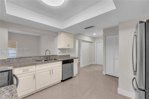 Casa en alquiler en Sunrise, Florida, 4 dormitorios, 142.79 m2 № 1993669 - foto 2