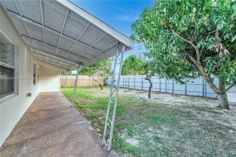 Casa en alquiler en Sunrise, Florida, 4 dormitorios, 142.79 m2 № 1993669 - foto 14