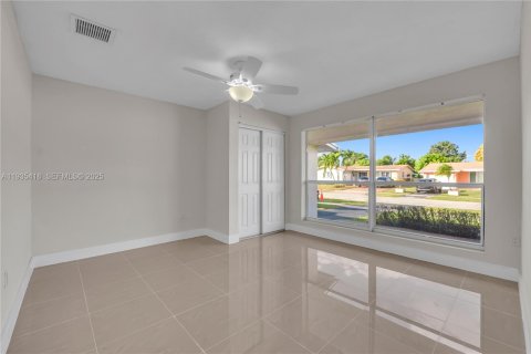 Casa en alquiler en Sunrise, Florida, 4 dormitorios, 142.79 m2 № 1993669 - foto 12