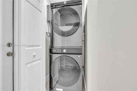 Casa en alquiler en Sunrise, Florida, 4 dormitorios, 142.79 m2 № 1993669 - foto 11