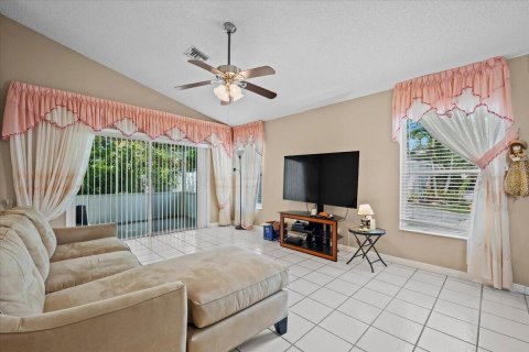Villa ou maison à vendre à Royal Palm Beach, Floride: 3 chambres, 150.32 m2 № 2439196 - photo 10