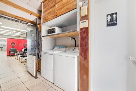 Propiedad comercial en venta en Miami, Florida № 1983755 - foto 5