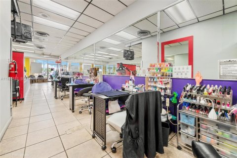 Propiedad comercial en venta en Miami, Florida № 1983755 - foto 2