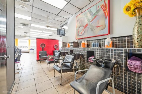 Propiedad comercial en venta en Miami, Florida № 1983755 - foto 4
