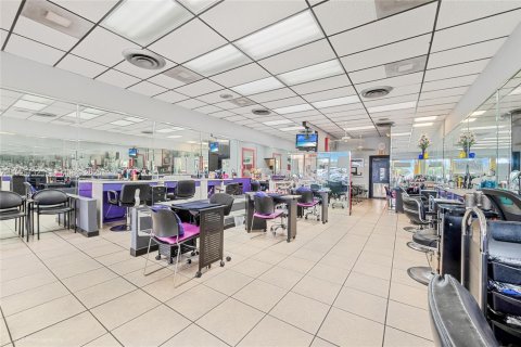 Propiedad comercial en venta en Miami, Florida № 1983755 - foto 1